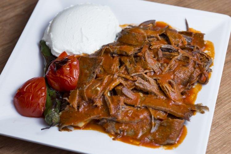 <p>300 gr. İskender kebap 580 kaloriye denk geldiğinden dolayı bu kaloriyi ancak <strong>2 saat bisiklette pedal çevirerek yakabilirsiniz.</strong></p>
