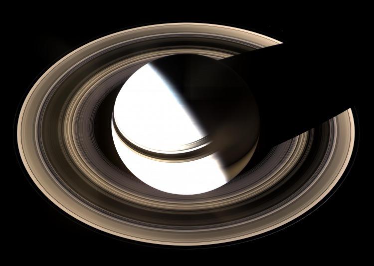 <p>Yerden uçuş kontrol birimleri Cassini ile temasa geçti, bundan bir gün sonra da bu tehlikeli bölgeden geçen ilk uzay aracı oldu.</p>
