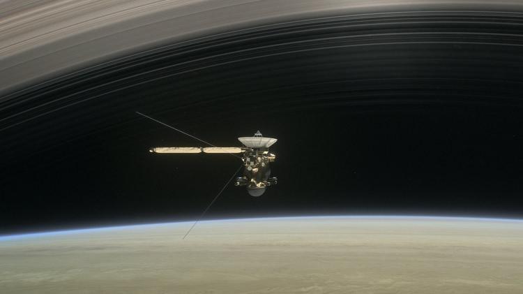 <p>Uzay aracının büyük çanak anteni Satürn’ün buzla kaplı halkalarının arasından geçerek parçalanmasını önledi.</p>
