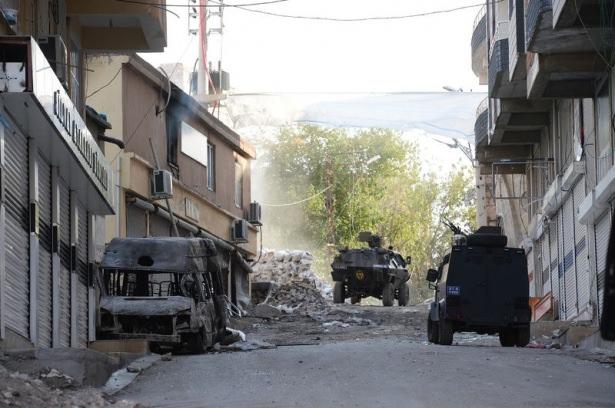 <p>Diyarbakır'ın Silvan ilçesinde önceki gün bir astsubay ve bir uzman çavuşun, görevlerine gitmek için evden çıktıkları sırada şehit edilmesinin ardından, geniş çaplı operasyon başlatıldı.</p>