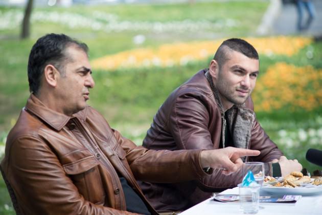 Futbolculuk dönemi boyunca birçok takımın kalesini koruduğunu belirten Fikret Yılmaz, “Oğlum, futbola başlarken asla kaleci olmasını istemedim. Üstelik kaleden uzak tuttum. Her zaman forvet oyuncusu olmasını çok arzu ettim. Ben iyi bir kaleciydim ama uzun yıllar yedek bekledim. Kalecilik çok enteresan, nankör bir meslektir. Siz ne kadar iyi bir kaleci olursanız olun önünüzdeki partneriniz iyi oynadığı sürece yedek beklemek zorundasınız. O yüzden Burak'ın forvet oyuncusu olmasını arzu ettim” ifadelerine yer verdi.  "BAŞBAKANIMIZ RECEP TAYYİP ERDOĞAN BENİM TAKIM KAPTANIMDI”  Burak Yılmaz'ın babası Fikret Yılmaz, futbolculuk yıllarında bir dönem Başbakan Recep Tayyip Erdoğan ile aynı takımda forma giydiğini belirtti.  Yılmaz, “Başbakanımız Recep Tayyip Erdoğan benim takım kaptanımdı. İETT'de bir yıl beraber futbol oynama şansına sahip oldum. Bununla da gurur duyuyorum. Her zaman için Sayın Başbakanımız ile de gurur duyuyorum. Allah yolunu açık etsin” dedi.   