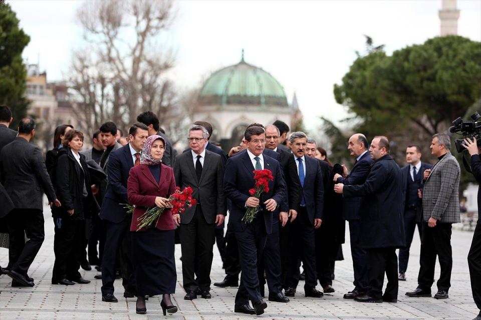<p>Başbakan Ahmet Davutoğlu, eşi Sare Davutoğlu terör saldırısının gerçekleştiği olay yerine gelerek karanfil bıraktı.</p>
