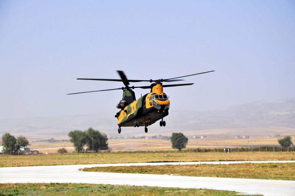 <p><strong>ÖNÜMÜZDEKİ YIL 5 ADET DAHA ALINACAK</strong></p>
<p>Özellikle terörle mücadelede ve sınır dışı operasyonlarda ihtiyaç duyulan yükü taşıyacak olan CH-47F yük helikopterlerinden önümüzdeki yıl, 5 adet daha alınacağı öğrenildi.</p>