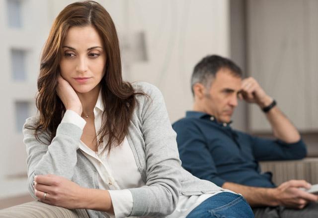 <p>Evlilikte eşler arasında çıkan problemler, zamanla boşanma gibi daha büyük problemlere neden olabilir. Peki bu problemler neler?<br />
<br />
<strong>İşte evlililiği yıpratan hatalar...</strong></p>
