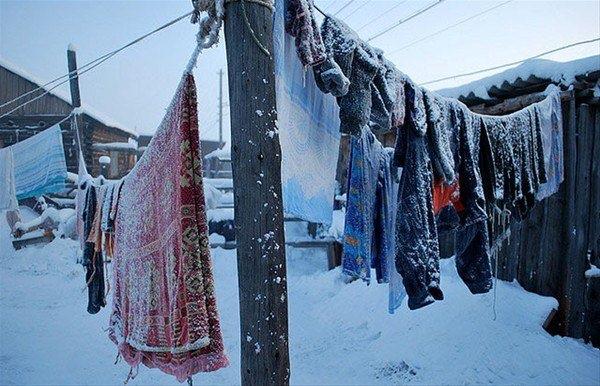 <p>Rusya topraklarında, Kuzey Kutup Dairesi'nin 350 kilometre güneyindeki Oymyakon Köyü'nde 1926 yılında ölçülen -71.2 derece, Kuzey Yarınmküre'de ölçülen en düşük sıcaklık olma özelliğini taşıyor.</p>

<p> </p>

