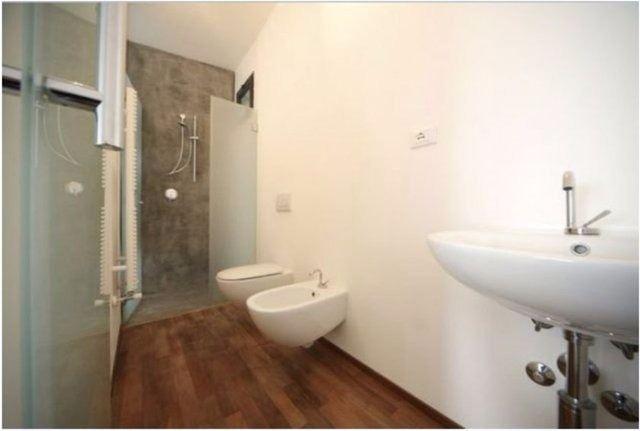 <p>Geniş bir alana yayılan banyo, alandan tasarruf etmek için yataklı bölümün arkasına yerleştirilmiş.</p>
<p> </p>