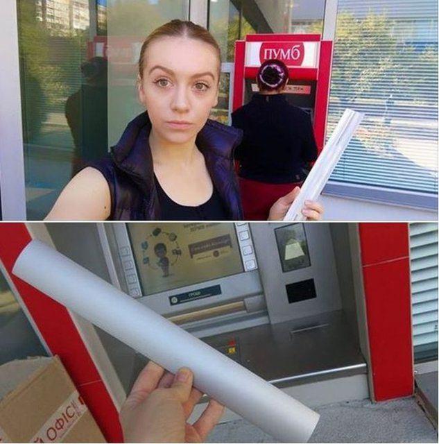 <p>Para çıkış yerine gri tonlarda bir plaka koyan hırsızlar, banka müşterisinin parayı almasını engelliyor.</p>
<p> </p>