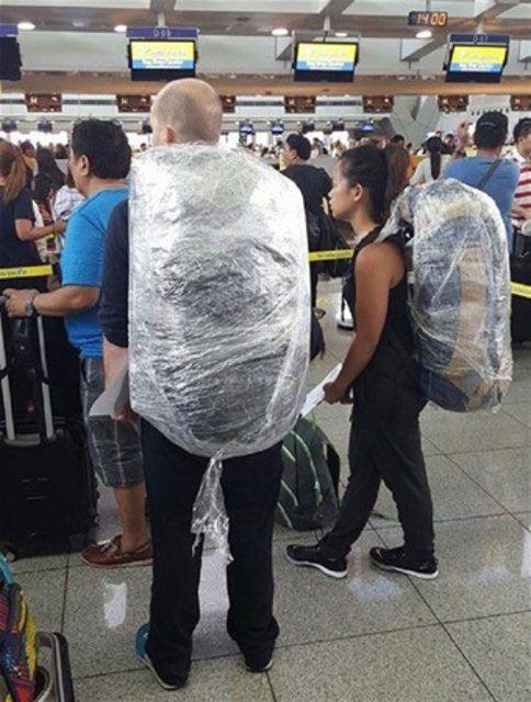<p>Dolandırıcılar turistlerin çantalarına, onlar fark etmeden bir mermi bırakıyor ve X-Ray cihazından sorunsuzmuş gibi geçmeleri için onlardan para istiyor.</p>
<p> </p>