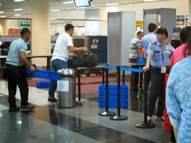 <p>Turistler uçaklarını kaçırmamak adına istenilen parayı veriyor.</p>
<p> </p>