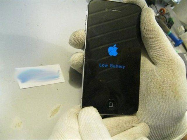 <p>Telefon açılıyor ve 'boş batarya' uyarısıyla karşılaşıyor.</p>

<p> </p>

