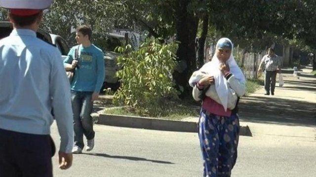 <p>Kucağında bebeğiyle gezen bu dilenci kadın polise yakalandığında foyası ortaya çıktı.</p>
