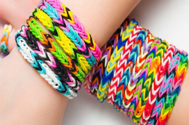 <p><strong>ARKADAŞLIK BİLEKLİĞİ</strong></p>

<p>Birisi yanınıza yaklaşıp size arkadaşlık bilekliği teklif eder. İstemiyorum da deseniz vazgeçmez. Bileğinize yapışır ve bilekliği takmaya çalışır, bunu başarınca da parasını ister. Bileklik çözülüp geri vermek istenir çözülmez. Para vermek zorunda kalınır.Aynı yöntem ayrıca siz bileklikle uğraşırken dikkatinizi dağıtarak kapkaççıların cüzdanınızı çalmasıyla da sonuçlanabilir. Bu yöntemin en çok kullanıldığı şehirler: PARİS, ROMA, BARCELONA, KAHİRE...</p>
