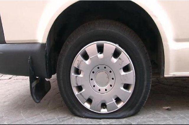 <p><strong>LASTİK PATLATMA</strong></p>
<p>Aracınızın lastiğinin patlatıldığını görebilirsiniz. Siz bununla uğraşırken size yardım etmek isteyen biri çıkar. Siz onunla lastiği değiştirirken bir başkası aracınızın içine girmiş, değerli eşyaları çalmaya başlamıştır bile. KOSTA RİKA</p>