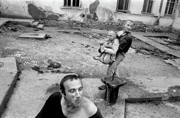 <p>Kosova ve Sırbistan´da savaşın ardından 1999 - 2002 yılları arasında akıl hastanelerinde çekilen bu fotoğraflar tüyler ürpertecek kadar kuvvetli...</p>