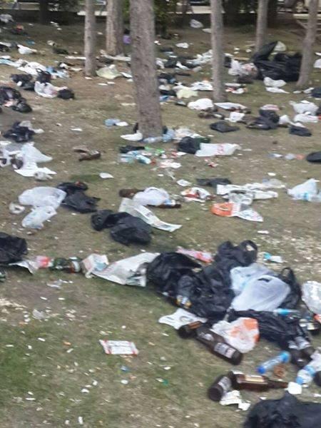 <p>SABAH Kİ MANZARA KORKUNÇ</p>
<p>“Kutlama” sabahı kampüsün alkol şişeleri ve alkol poşetleriyle dolduğu görüldü. Aşırı alkol alıp kendilerinden geçen öğrencilerin alkol şişelerini ve poşetlerini kampüsün her tarafına atmasıyla korkunç bir manzara ortaya çıktı.</p>