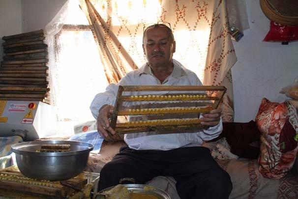 <p>Çankırı'da arı sütü üretimi yapan emekli imam, ahşap kaşıklarla miligram miligram topladığı arı sütlerini yurt içinde pek çok kente satıyor.</p>

<p> </p>
