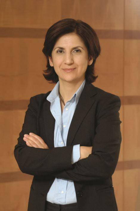 ING Bank Başekonomisti Sengül Dağdeviren: ''Fed büyük oranda beklentileri karşıladı, bu da ilk etki olarak özellikle hisse senedi ve faiz cephesinde iyimserliği desteklemiş durumda'' ING Bank Başekonomisti Sengül Dağdeviren, Fed'in büyük oranda beklentileri karşıladığını, bunun da ilk etki olarak özellikle hisse senedi ve faiz cephesinde iyimserliği desteklemiş göründüğünü kaydetti. Fed tarafından dün açıklanan parasal genişleme programına (QE3) ilişkin değerlendirmede bulunan Dağdeviren, ''Özellikle işsizlik oranının hedeflenen düzeylere yaklaşmasına bağlı ucu açık bir destek programının açıklanması ve düşük politika faizinin en azından 2015 ortalarına kadar korunacağının belirtilmesi önümüzdeki dönemde piyasaların ilgisinin daha çok politik ve makro ekonomik verilere yönelmesine neden olacaktır'' dedi. Fed'in aldığı kararın 2013'te ABD'de mali uçurum riskinin yarattığı tedirginliği dengelemeyi de hedeflediğini unutmamak gerektiğine dikkati çeken Dağdeviren, ''Ben makro verilerde iyileşme görmeden temkinli olmak gerektiğini düşünüyorum ve ne yazık ki avro/dolarda ve bazı emtialarda gördüğümüz hızlı yükseliş bu anlamda dünya ekonomisinde istenilen iyileşme için destekleyici olmayabilir'' ifadelerini kullandı. Türkiye özelinde ise döviz sepetinde devam eden artış baskısının (avro/TL ve dolar/TL ortalaması) önümüzdeki dönemde ekonomi politika yönetiminin biraz daha zorlaştığına işaret ettiğini kaydeden Dağdeviren, şunları kaydetti: ''Tüm dünyada büyümeye dair verileri ve politik gelişmeleri izlemeye devam edeceğiz. Yıl sonundan önce Avrupa Merkez Bankası'ndan (ECB) bir faiz indirimi daha görebiliriz ama para politikalarından yeni şeyler bekleme konusunda sona gelindi diyebiliriz. Çünkü hem Fed hem de ECB ucu açık ve nihai hedefe odaklı programlar açıkladılar ama makro belirsizlikler henüz azalmadı. Örneğin Fed'in yeni tahminlerine göre işsizlik oranının 2013 ve 2014'te sırasıyla yüzde 7,6 yüzde 7,9 arasında ve yüzde 6,7 yüzde 7,3 arasında olması bekleniyor. Uzun vadeli tahmini ise yüzde 5,2, yüzde 6,0. Eğer bu uzun vadeli tahmini bir hedef olarak alırsak Fed'in uzun süre parasal genişlemeye devam edeceğini söyleyebiliriz. Dolayısıyla bu adımların makro ekonomiye yansımaları artık çok daha önemli hale geldi.''