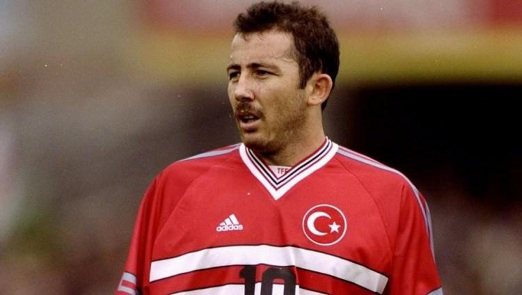 <p>10 NUMARA FUTBOLCU - Tarih 9 Ekim 1999... Almanya ile Türkiye Avrupa Şampiyonası elemelerinde karşılaşıyor. İlk yarı devam ederken Almanya'nın kullandığı kornerde top Türkiye savunması tarafından karşılanıyor ve top Türkiye'nin 10 numarasıyla buluşturuluyor.</p>
