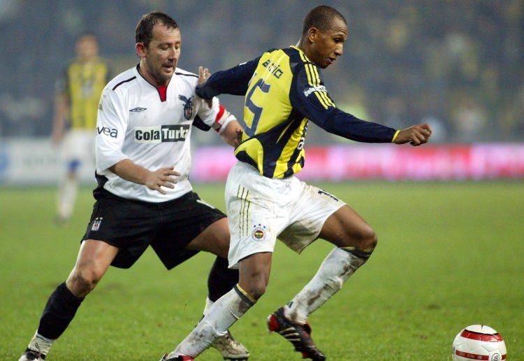 <p>EURO 2000 MACERASI - Türkiye turnuvaya İtalya karşısında şanssız 2-1'lik mağlubiyetle başlar. Guardian yazarı Ian Ross, Sergen Yalçın'ın İtalya karşısındaki oyunu için 'Muazzam' ifadesini kullanır. Bu turnuva Sergen Yalçın'ın kariyerinin de bir özeti gibidir. İsveç'le berabere kalan Türkiye'de Sergen Yalçın yedek kulübesindedir. Türkiye ev sahibi Belçika'yı 2-0 yener ve 4 puanla gruptan ikinci olarak çıkar. Sergen Yalçın yine oynamaz.</p>
