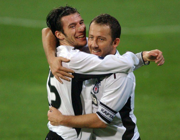 <p>Roy Keane'le İrlanda'yla eşleşmek Türkiye'de moralleri bozmuştur. Ancak Sergen Yalçın'ın başka bir planı vardır. Türkiye deplasmanda atılan gol avantajıyla Euro 2000'in yolunu tutar. İrlandalılar ise Roy Keane'i MTV müzik ödüllerinde ödülü alacağından emin olup da alamayınca şaşkınca bakakalan ünlü şarkıcılara benzetir, çünkü ödül Sergen Yalçın'ındır.</p>