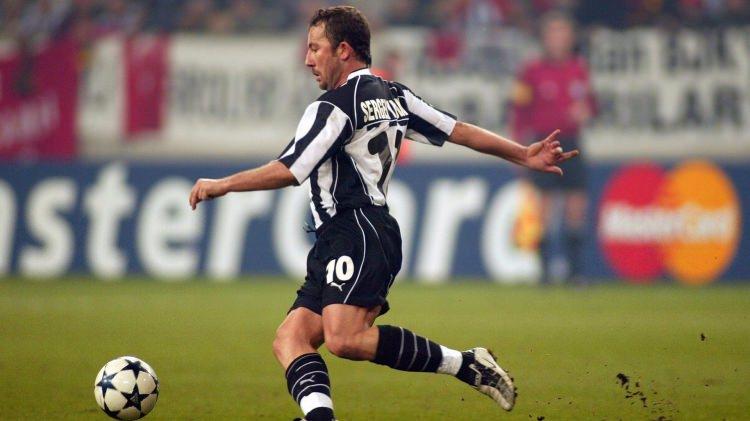 <p>BARCELONA VE BAYERN MÜNİH'İN İLGİSİ, NEWCASTLE'IN TEKLİFİ - Bütün bunlara karşın Sergen Yalçın, Bayern Münih ve Barcelona'nın ilgisini çeker. Yeteneği muazzamdır. Ancak iki takımla görüşmelerden de sonuç çıkmaz nedeni ise makaleye göre etrafındaki insanlardır. Devreye Newcastle United girer, Bobby Robson'ın takımı 4 milyon sterlinlik bir anlaşma sağlar. Ancak Sergen Yalçın vazgeçer ve Türkiye'de kalır. Ancak Galatasaray'la macerası da uzun sürmez, Trabzonspor'un yolunu tutar. Böylece Türkiye'nin 4 büyük kulübünde de oynayan ilk oyuncu olur. Sadece 1 gol atarken Trabzonspor sezonu 5. sırada bitirir.</p>