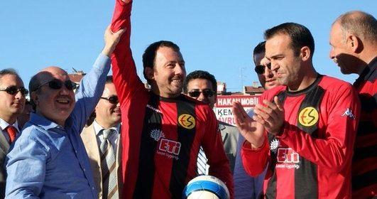 <p>Ligde Malatyaspor maçında dizinden sakatlanırken GAlatasaray sezonu şampiyon tamamlar. 2002 Dünya Kupası için sakatlığı nedeniyle Sergen Yalçın Milli takıma çağrılmaz. Türkiye Dünya Kupası'nda 3. olurken Sergen Yalçın bu tarihi fırsatı kaçırır.</p>