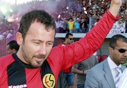 <p>BEŞİKTAŞ'LA YENİDEN DOĞAR - 2001/02 sezonunda Siirtspor'la olan sözleşmesi biter. Lucescu'yla birlikte Beşiktaş'ın yolunu tutar. 11 gol atar ve Beşiktaş 100. yılında şampiyon olur. O sezon kritik Galatasaray maçında kendi yarı sahasından aldığı topla başlattığı kontratakla rakibin fişini çeker.</p>