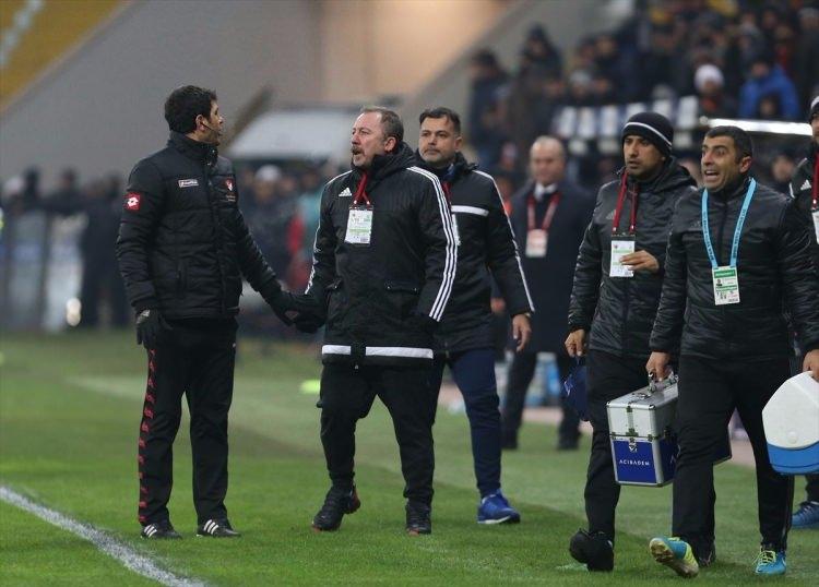 <p>FUTBOLCULUK BİTER, TEKNİK DİREKTÖRLÜK BAŞLAR - Sonraki sezon Eskişehirspor'a gitti. Takımının Süper Lig'e yükselmesinde önemli rol oynadı. Ancak artık 35 yaşındaydı ve emekliliğini ilan etti.</p>
