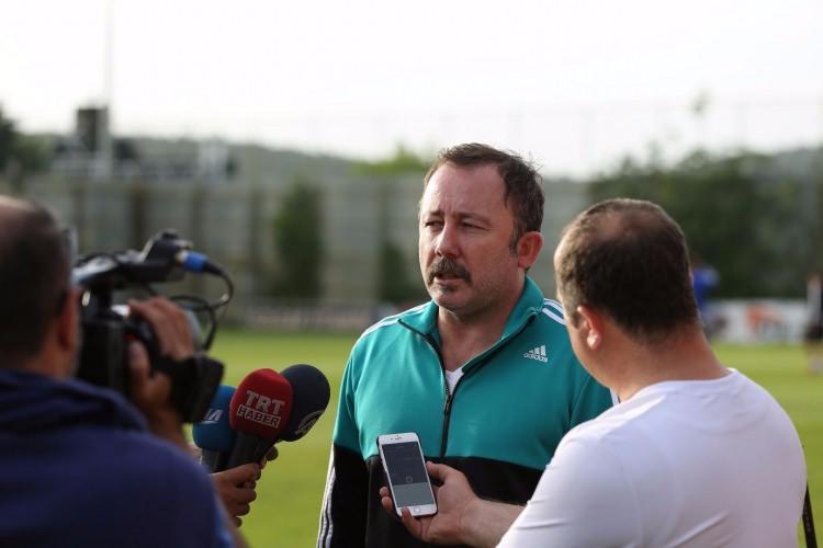 <p>Sergen Yalçın futbol kariyerine teknik direktör olarak devam ettiği çeşitli takımlarda görev yaptı. Şu anda Eskişehirspor'da görev yapıyor.</p>
