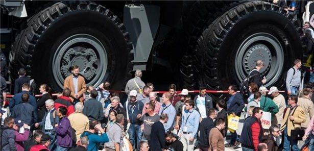 <p>Dünya'nın en büyük Uluslararası İnşaat Makineleri, İnşaat Malzemesi Makineleri, İnşaat Araçları ve Madencilik Makineleri İhtisas Fuarı "BAUMA" Almanya'nın Münih kentinde açıldı.</p>
<p> </p>