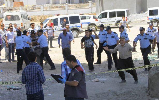 <p>Akkent Mahallesi'nde yaşanan &ccedil;&ouml;kmenin ardından zemine d&uuml;şen iş&ccedil;ilerden 2'si &ouml;ld&uuml;, 4'&uuml; yaralandı. İhbar &uuml;zerine olay yerine sağlık, kurtarma ve polis ekipleri sevk edildi.</p>
