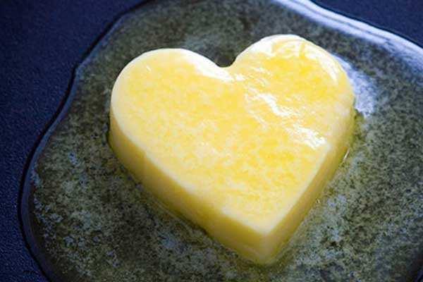 <p>DOYMUŞ YAĞ <br />
<br />
Harvard'da yapılan araştırmalar doymuş yağ oranı yüksek beslenmenin beyin fonksiyonlarına zarar verdiğini gösteriyor.</p>
