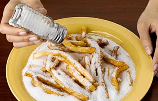 <p>TUZLU YİYECEKLER <br />
<br />
Kalbe zararlı olduğu bilenen tuzlu yiyecekler beyine de zararlı.</p>
