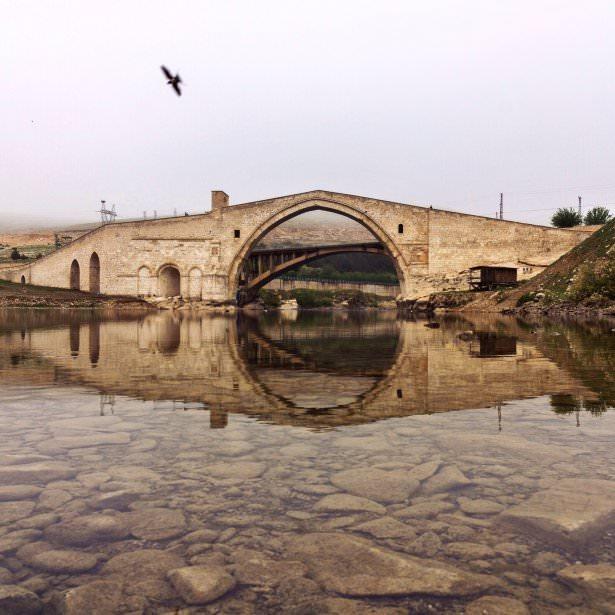 <p>Malabadi Köprüsü, Diyarbakır @wisslaren</p>
