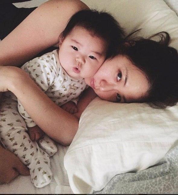 <p>Fotoğraf sanatçısı olan annesi Laura Izumikawa, küçük Joey'yi uykusunda şekilden şekle sokuyor.</p>