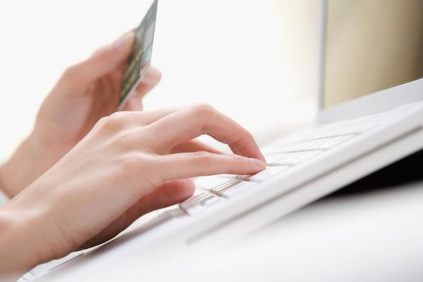 <p>8. 3D ödeme sistemini kullanın </p>

<p>3D ödeme sistemi (şifreli ödeme), e-ticaret işlemlerinin güvenliğinin artırılması amacıyla Visa ve Mastercard tarafından geliştirilmiş özel bir sistemdir. Diğer bir deyişle hem satıcı hem de alıcı için koruyucu bir güvenlik aşamasıdır. 3D ödeme seçeneği sunan siteleri tercih edin.</p>
