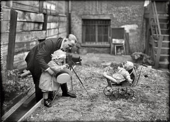 <p>Bir babanın çocuğuna fotoğraf çekmeyi gösterdiği an... (New York - 1920)</p>

<p> </p>
