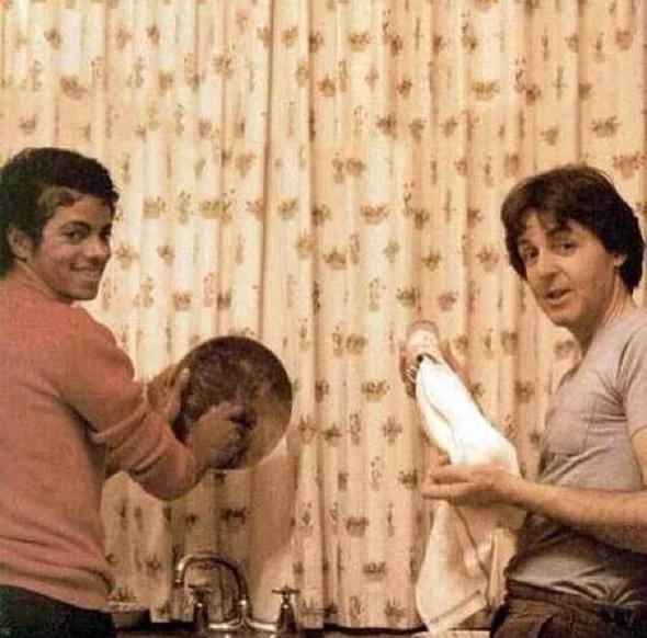 <p>Michael Jackson ve Paul McCartney bulaşık yıkıyor!</p>

<p> </p>
