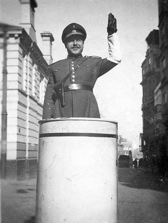 <p>Galatasaray Meydanı'nda bir trafik polisi 1948</p>

<p> </p>
