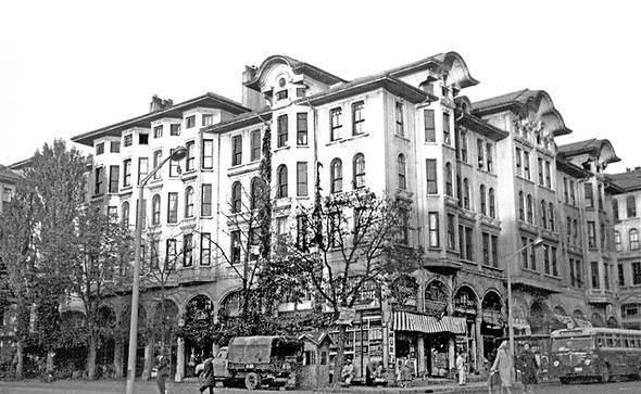 <p>Aksaray Tayyare Apartmanları. Mimar Kemal Bey tarafından 1922'de tasarlanan apartmanlar 1950 yılında böyle fotoğraflandı.</p>

<p> </p>
