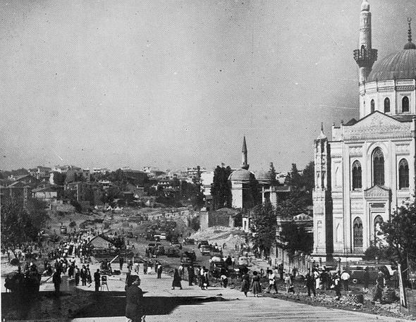 <p>Aksaray'da Vatan Caddesi yapılıyor. (1955)</p>

<p> </p>
