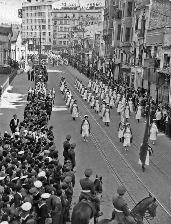 <p>İstiklal Caddesi 1930</p>

<p> </p>
