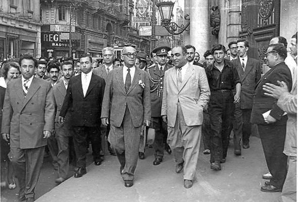 <p>Cumhurbaşkanı Celal Bayar İstiklal Caddesi'nde yürüyor. Yıl: 1955</p>

<p> </p>
