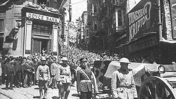 <p>Atatürk'ün naaşı Karaköy'den geçiriliyor 10 Kasım 1938</p>

<p> </p>
