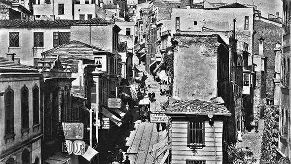 <p>Pera'ya çıkan Yüksek Kaldırım Caddesi</p>
<p> </p>
