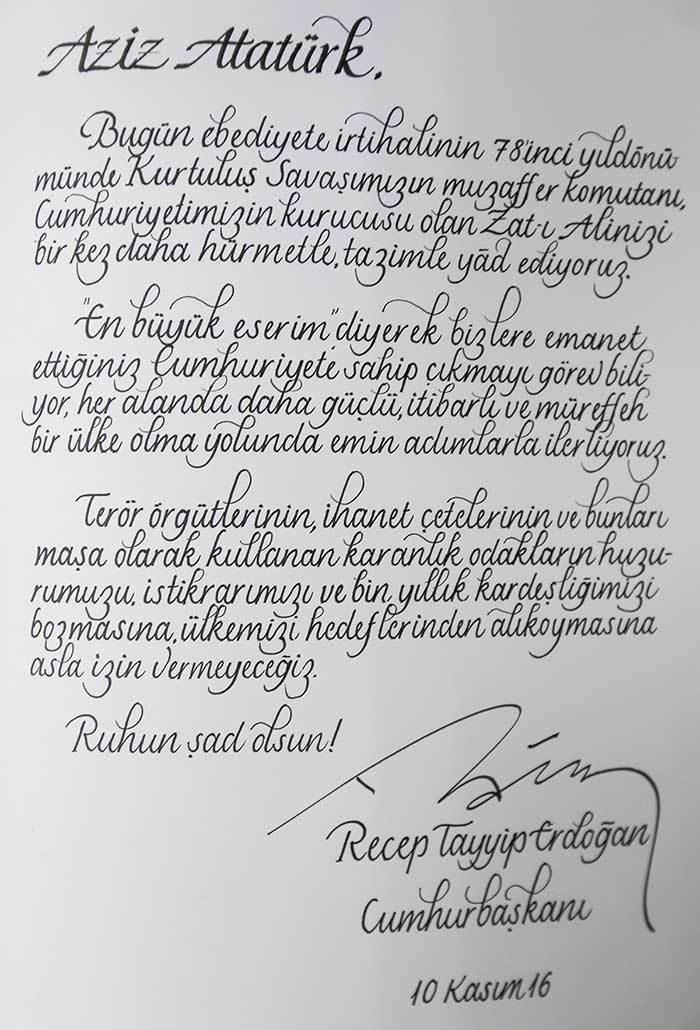 <p><strong>CUMHURBAŞKANI ERDOĞAN'DAN MESAJ</strong></p>

<p>Anıtkabir Özel Defteri'ni imzalayan Cumhurbaşkanı Erdoğan şu ifadeleri kullandı:"Bugün ebediye intihalinin 78'inci yıldönümünde, zat-ı alinizi bir kerz daha hürmetle yad ediyoruz. Cumhuriyete sahip çıkmayı görev biliyor, her alanda daha güçlü, itibarlı, müreffeh ülke olma yolunda ilerliyoruz.Terör örgütlerinin, bölücü örgütlerin ve bunları maşa olarak kullananların ülkemizi bölmesine izin vermeyeceğiz. Ruhun şad olsun."</p>
