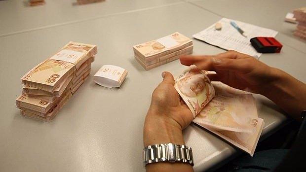 <p><strong>DEVLET KATKISI NASIL OLACAK?</strong></p>

<p>Sisteme dahil olanlara devlet aylık katkı payının yüzde 25'i destekte bulunacak. Ayrıca cayma hakkını kullanmayanlara bir kereye mahsus olmak üzere bin lira destek verilecek. En az 10 yıl sistemde kalıp birikimlerini maaş olarak almak isteyenlere devlet toplam birikimin yüzde 5'i kadar bir katkı daha verecek.</p>

<p>İlk 3 yılda sistemden ayrılanlara devlet katkısı verilmeyecek. Devlet katkısı hak ediş oranı 3-6 yıl için yüzde 15, 6-10 yıl için yüzde 35, 10 yılını dolduranlar için yüzde 60, sistemde en az 10 yıl bulunan ve 56 yaşını tamamlayan çalışanlar için yüzde 100 olacak.</p>

<p> </p>
