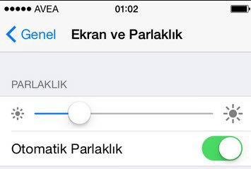<p>Ekranın parlaklığını kısın<br />
<br />
Ekran parlaklığı da pil ömrüyle doğrudan ilişkisi olan parametrelerden biri. Otomatik parlaklık ayarını kapalı tutun ve gözünüzün ve gönlünüzün el verdiği kadar parlaklığı kısın. Eski bir kuralı tekrar edeyim: En karanlık ekran, şarjı bitmiş bir telefon ekranıdır.</p>

