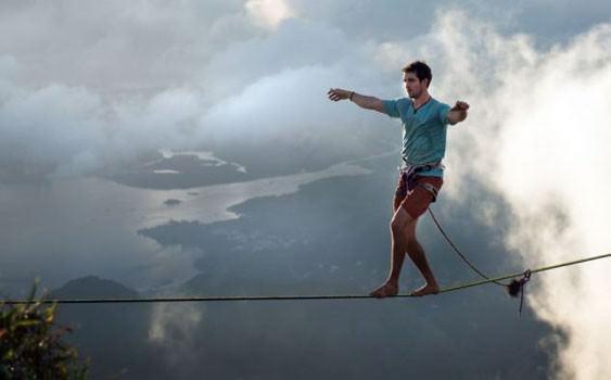 Yaklaşık 100 metre y&uuml;kseklikteki incecik ip &uuml;zerinde durmaktan korkmayan Mosbaugh, &ccedil;abucak hedef noktasına varmak yerine mola vermeyi tercih etti. İpin &uuml;st&uuml;nde boylu boyunca uzanan korkusuz Mosbaugh, bir s&uuml;re b&ouml;ylece dinlendi. Ardından da tekrar tehlikeli y&uuml;r&uuml;y&uuml;ş&uuml;ne devam etti. 