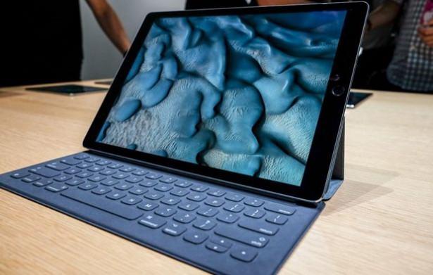 <p><span style="color:rgb(253, 253, 253)">iPad Pro, bir iOS aygıtında bugüne kadarki en yüksek çözünürlük olan 5,6 milyon pikselli göz alıcı 12.9 inç Retina ekranla donatıldı. Yeni 64 bit A9X çipi ise, çoğu PC’ye rakip olabilecek bir performans sunuyor. </span></p>